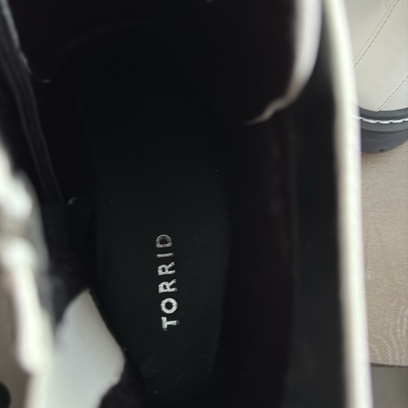 Size 9WW - Torrid White Boots - Never Worn - Picture 7 of 7